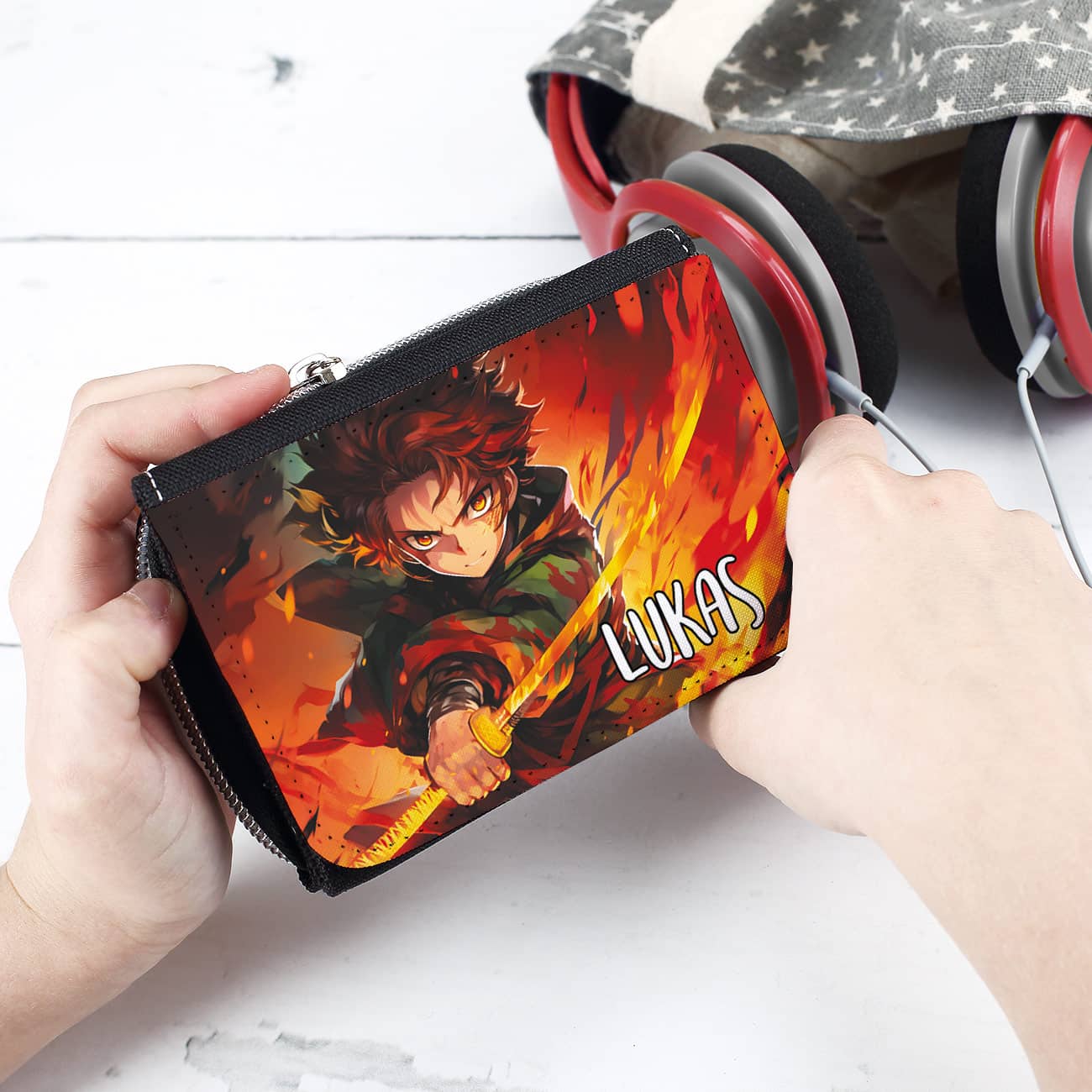 Anime Geldbörse mit Schwertkämpfer und Flammen