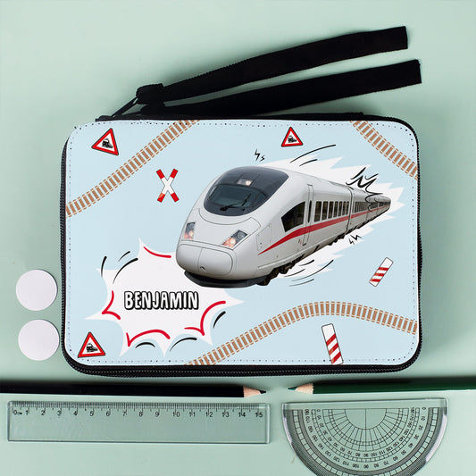 Personalisierte Federmappe mit Zug-Motiv und aufgedrucktem Namen – frontal geschlossen