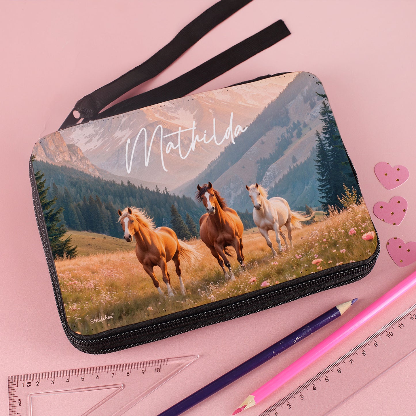 Gefüllte Federmappe mit Pferdemotiv, Blumenwiese und dem Namen „Mathilda“ – ideal zur Einschulung.