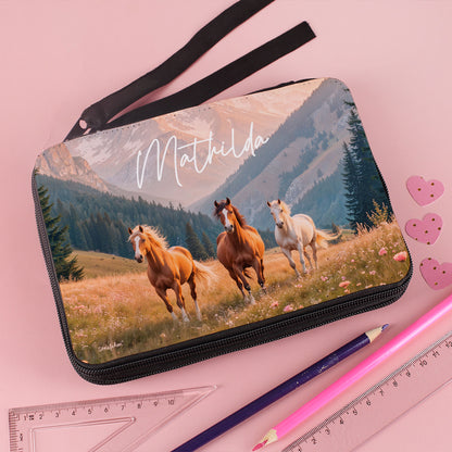 Gefüllte Federmappe mit Pferdemotiv, Blumenwiese und dem Namen „Mathilda“ – ideal zur Einschulung.