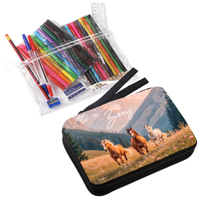 Übersicht der kompletten Federmappe mit Pferdemotiv und transparentem Beutel mit Inhalt.