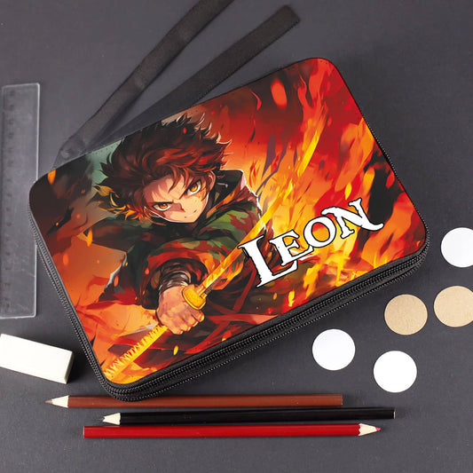 Gefüllte Federmappe mit Anime-Schwertkämpfer und Ihrem Wunschnamen