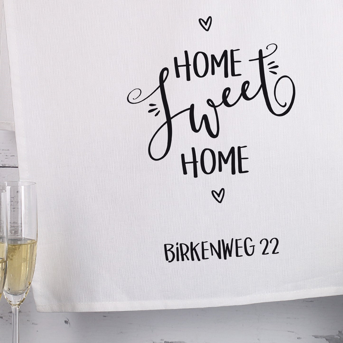 Detailansicht des Küchentuchs mit Adresse „Birkenweg 22“ und schwarzem Druckmotiv