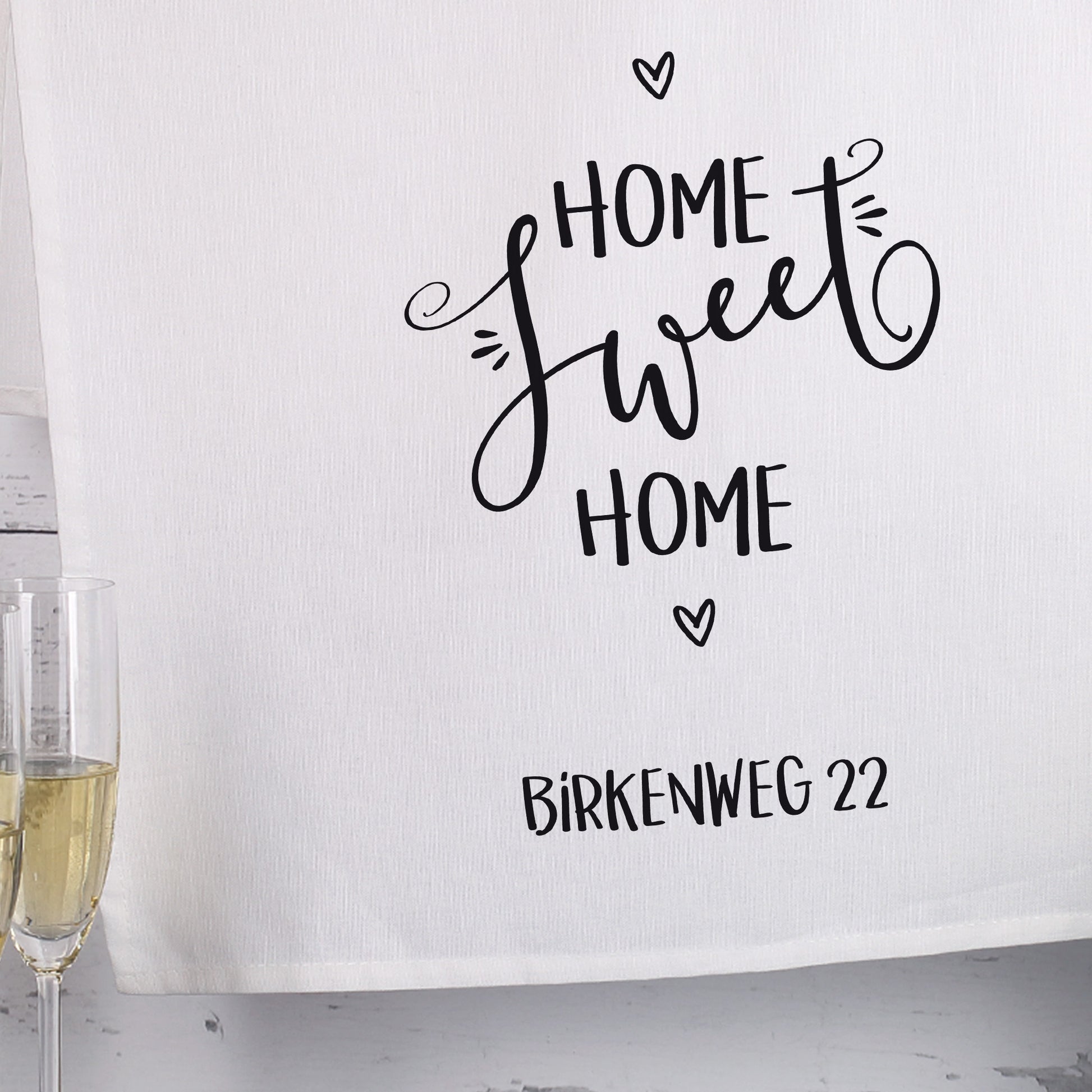 Detailansicht des Küchentuchs mit Adresse „Birkenweg 22“ und schwarzem Druckmotiv