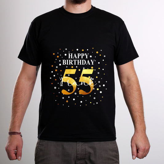 Mann mit schwarzem T-Shirt „Happy Birthday 55“ und Name Frank, neutraler Hintergrund