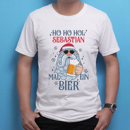 Weißes Herren T-Shirt mit Name Sebastian, Weihnachtsmann mit Sonnenbrille und Bierkrug auf blauem Hintergrund