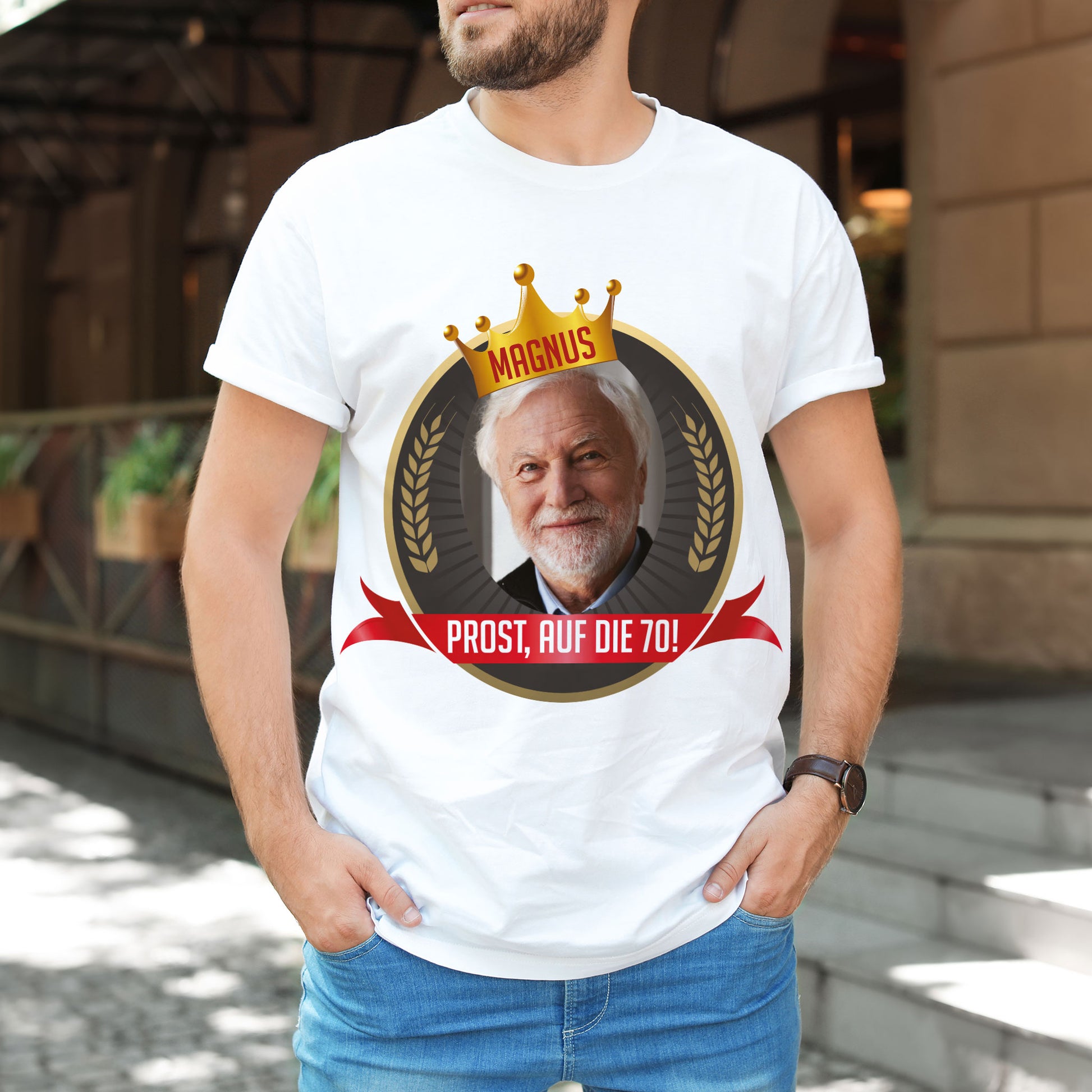 Modell trägt das personalisierte Herren-T-Shirt zum Geburtstag, Aufdruck gut sichtbar.