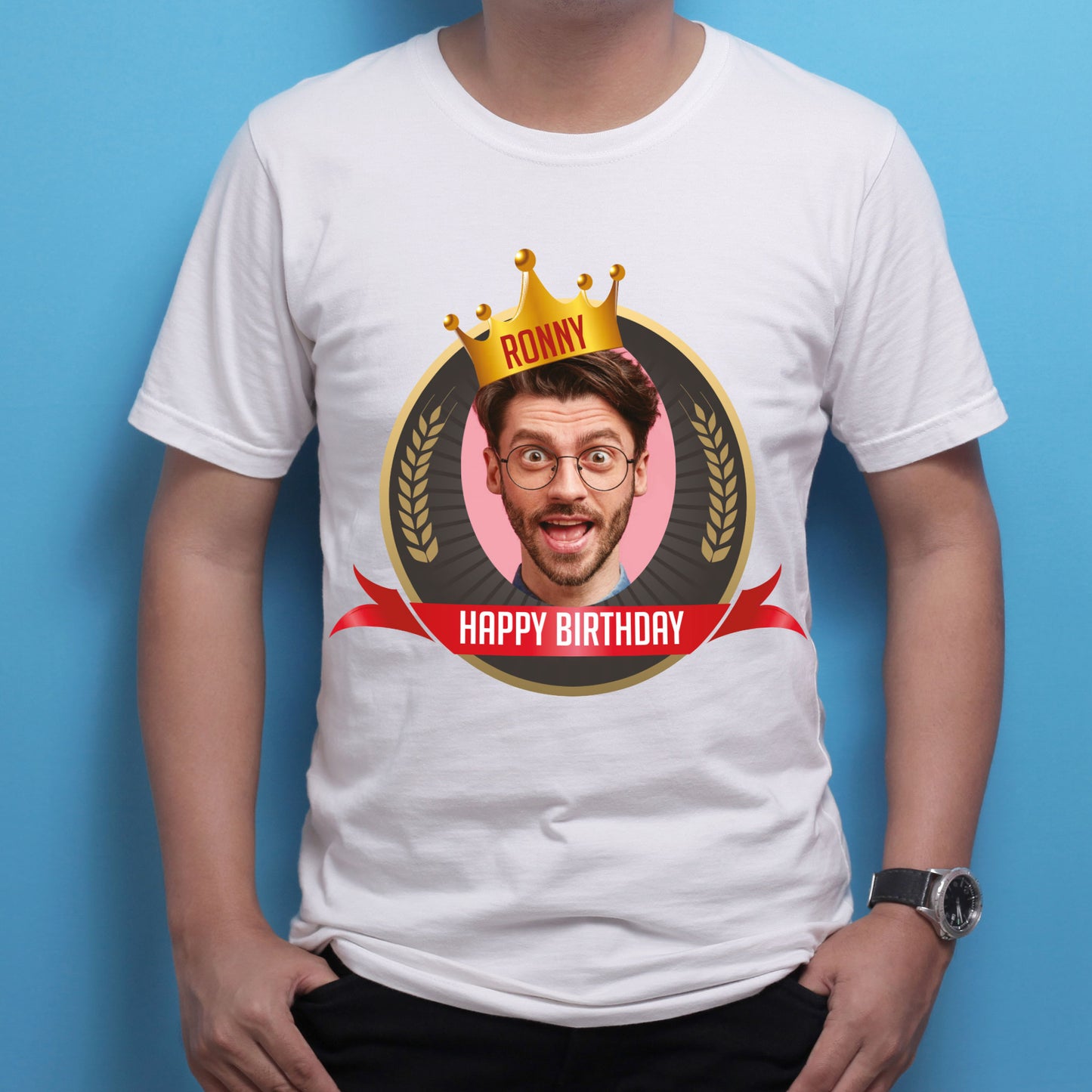 Detailansicht des personalisierbaren Aufdrucks mit goldener Krone, Foto und Wunschtext im roten Banner.