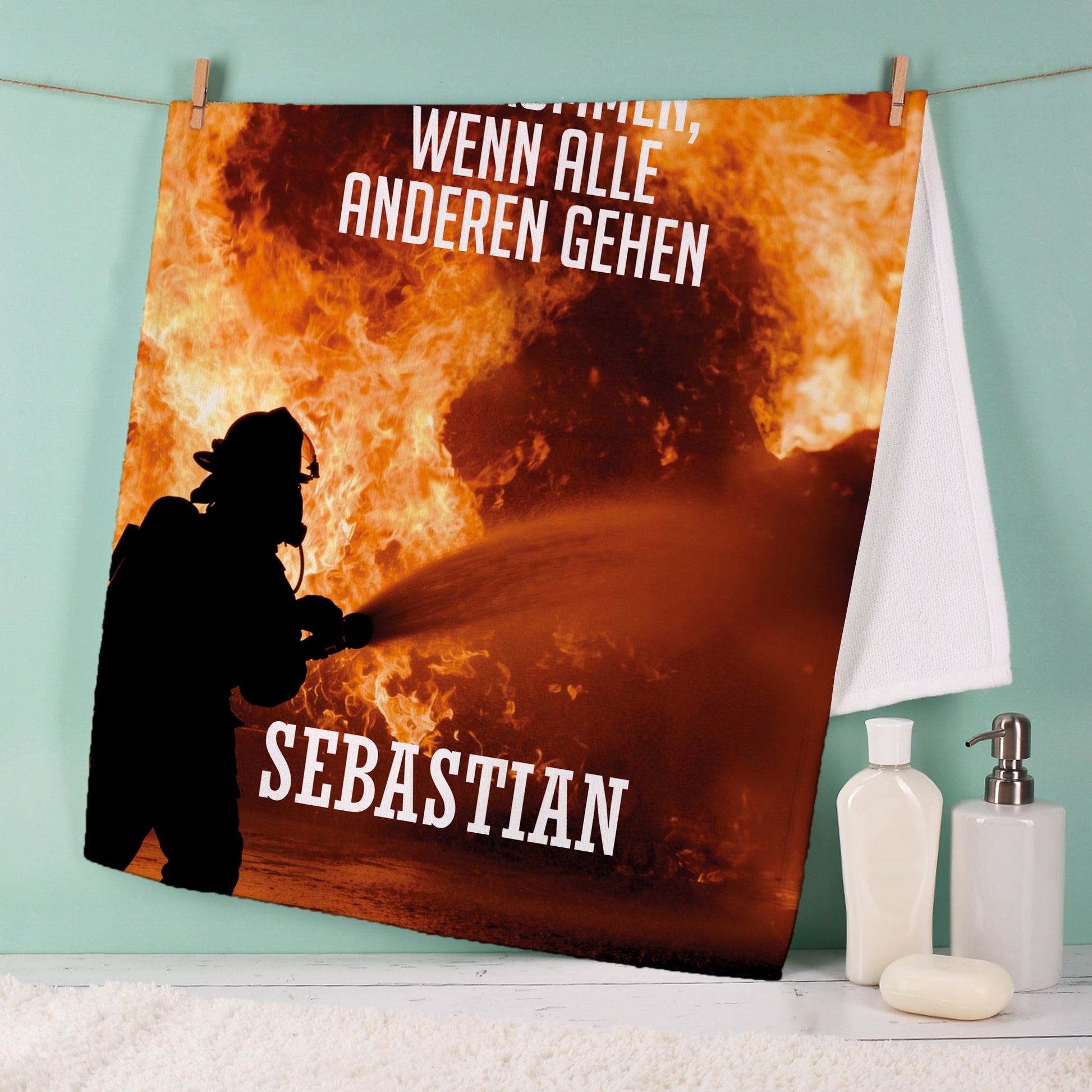 Personalisiertes Feuerwehr Handtuch mit Name Sebastian, Flammenmotiv und Spruch im Badezimmer aufgehängt
