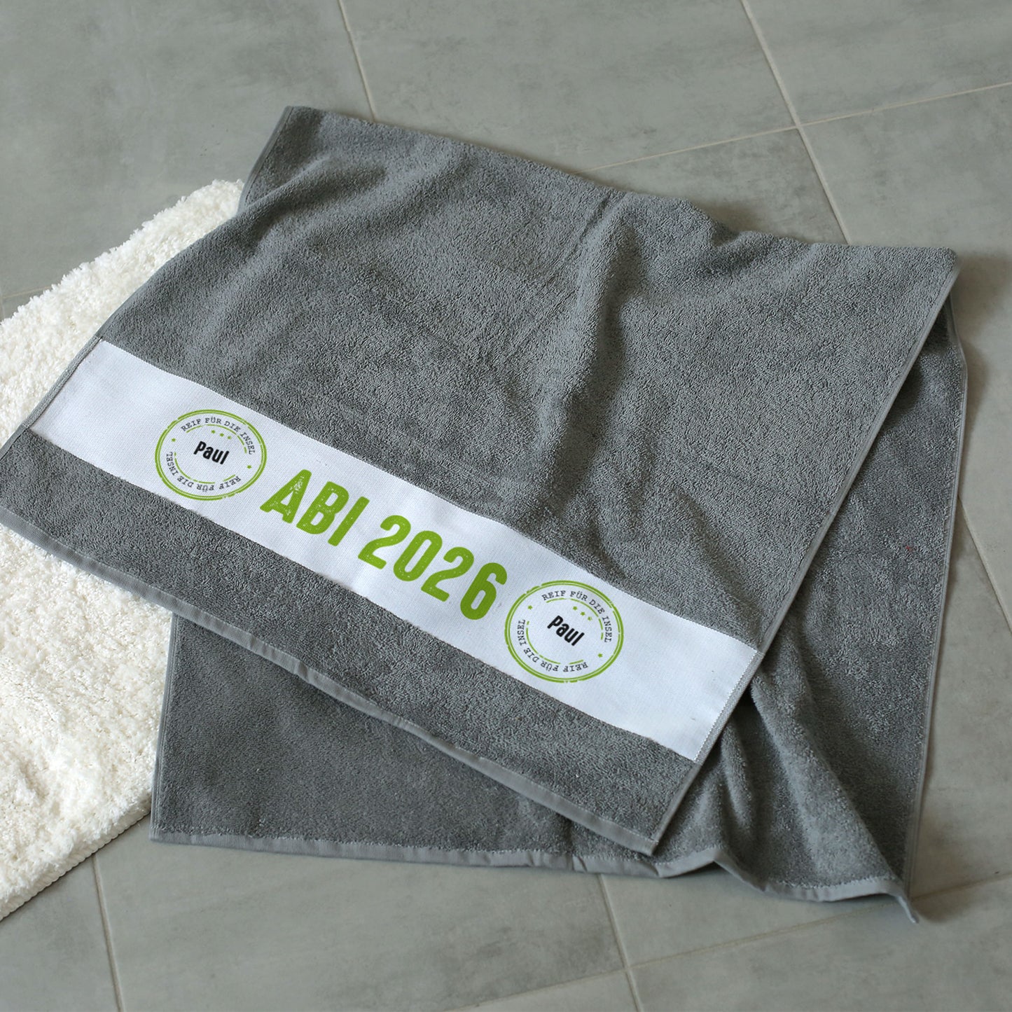 Graues Abi Badetuch mit Name - Reif für die Insel