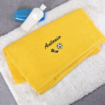 Gelbes Badetuch mit Name und Fußball bestickt