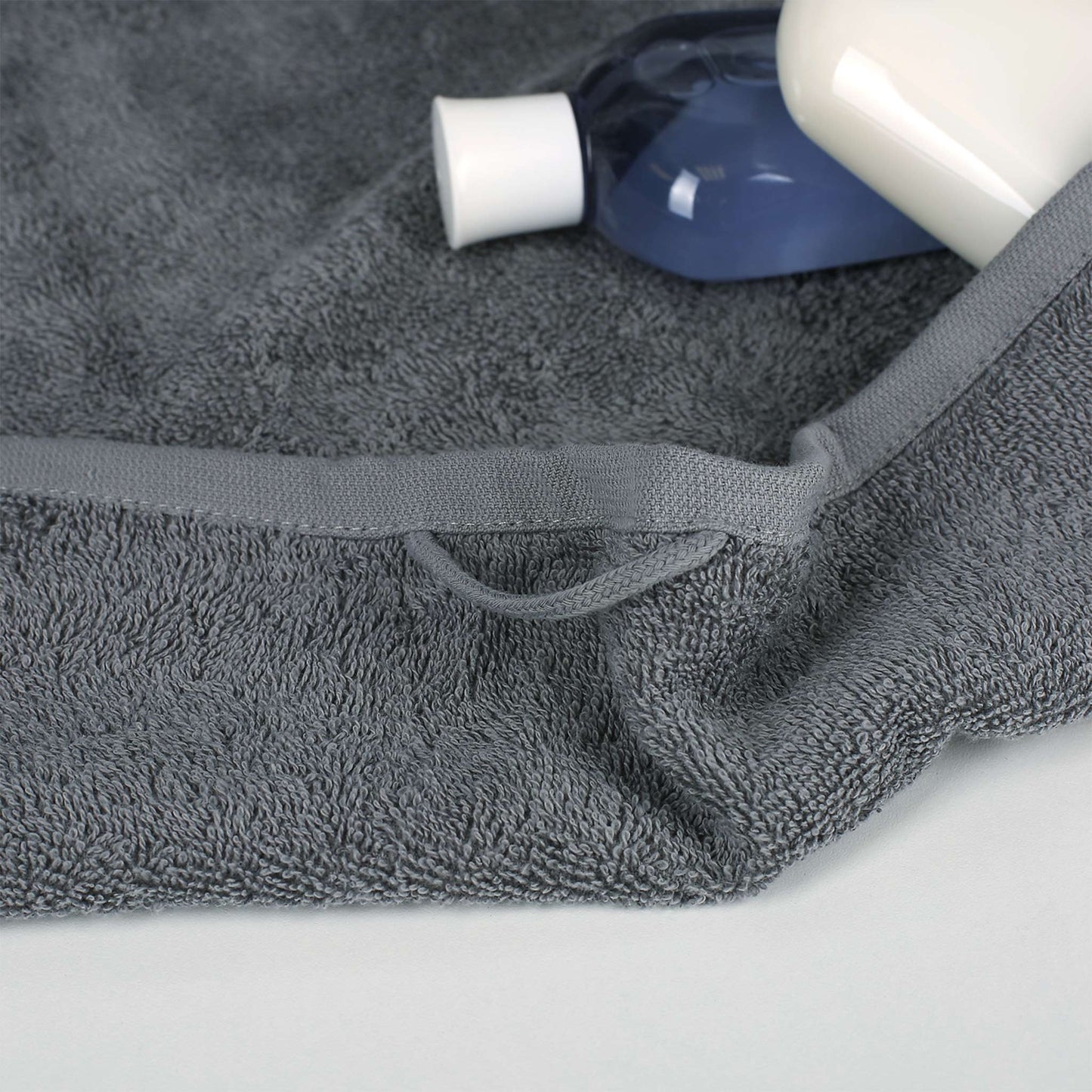 Detailaufnahme vom anthrazitfarbenen Handtuch aus Baumwolle