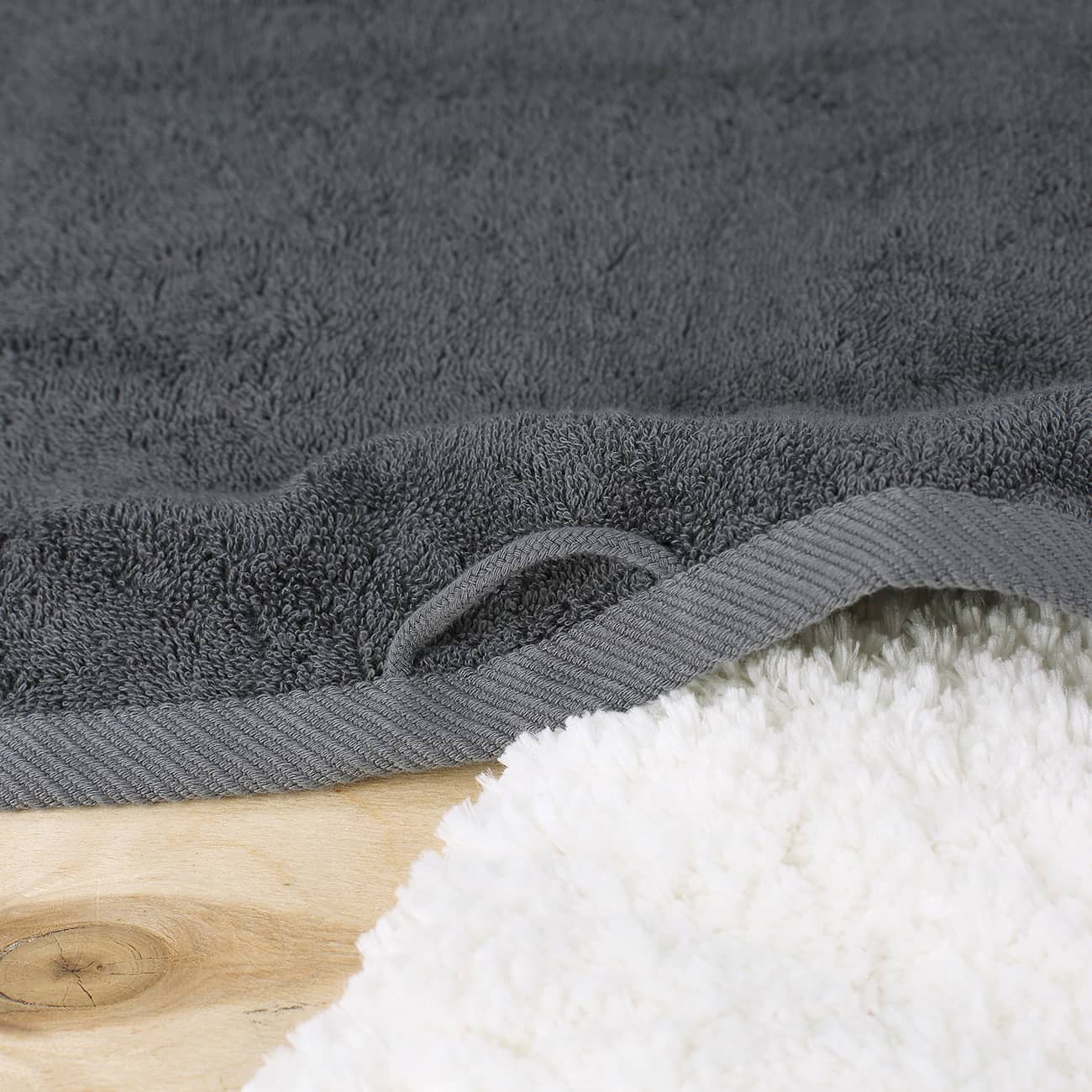 Badehandtuch in schiefergrau Detail