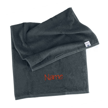 Handtuch in schiefergrau mit Name bestickt in orange