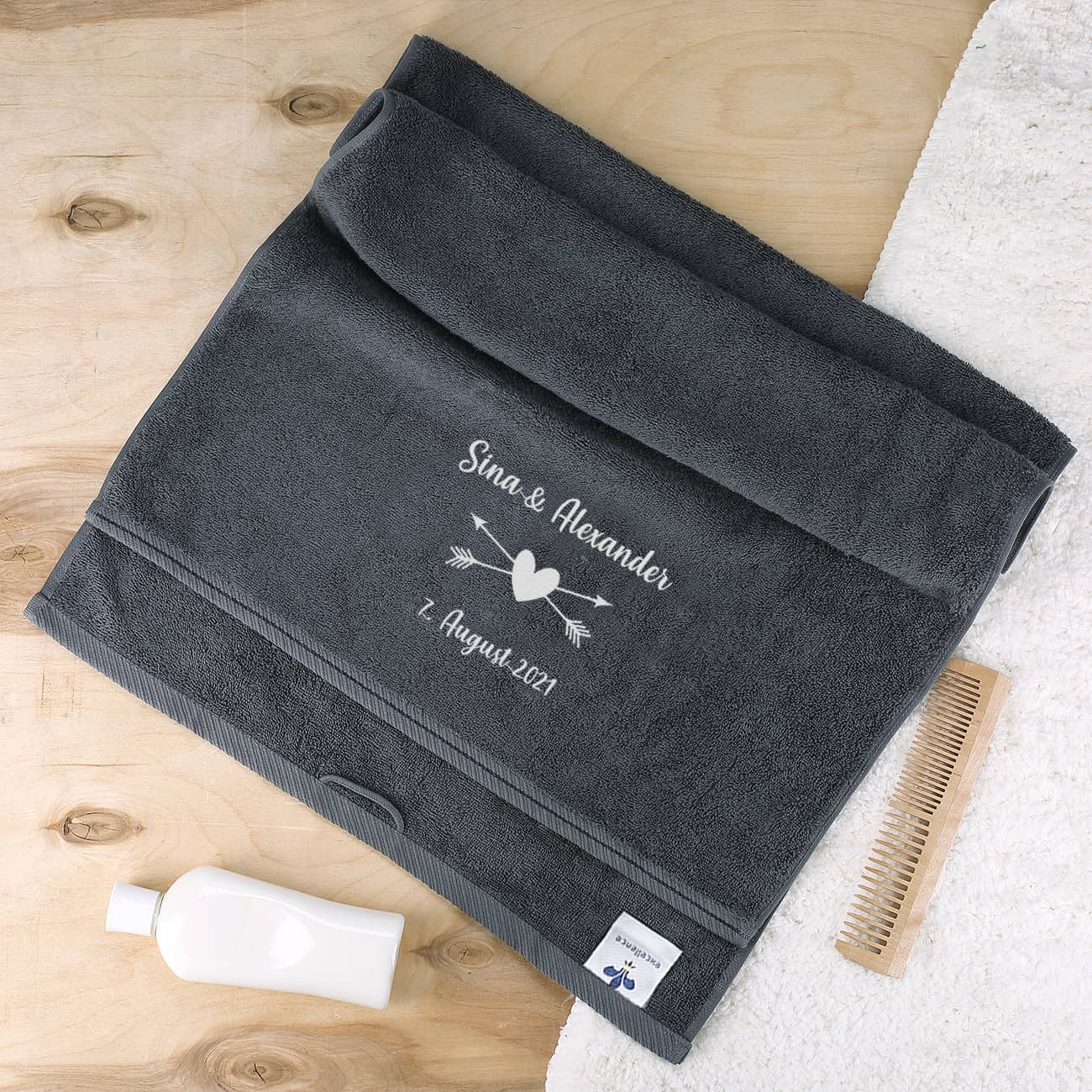 Handtuch in schiefergrau mit Herz und Wunschtext bestickt 