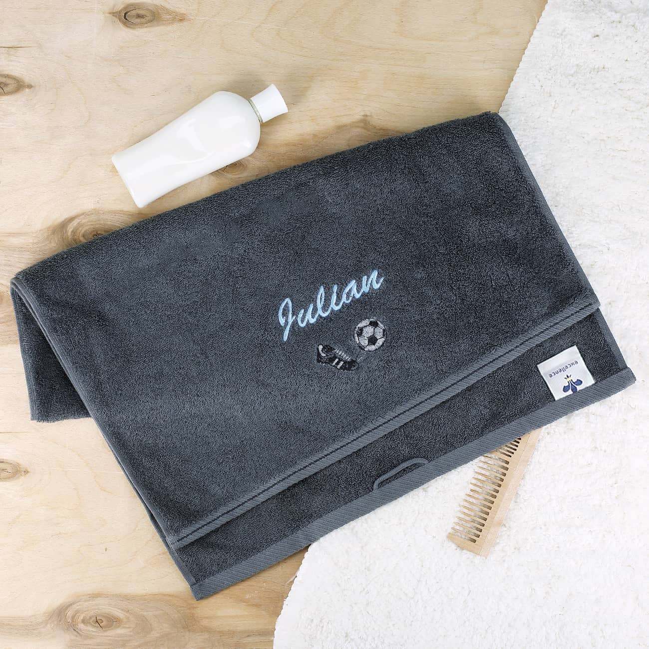 Fußball-Handtuch in schiefergrau mit Name bestickt