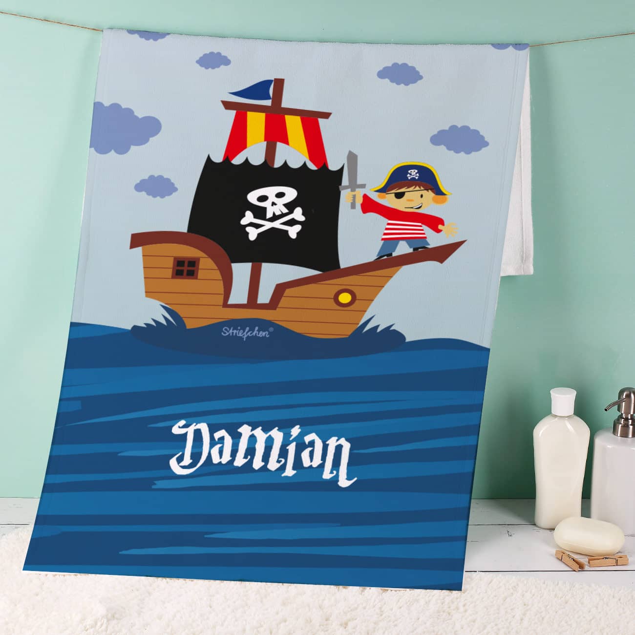 Handtuch mit Name Ihrer Wahl und Piratenmotiv