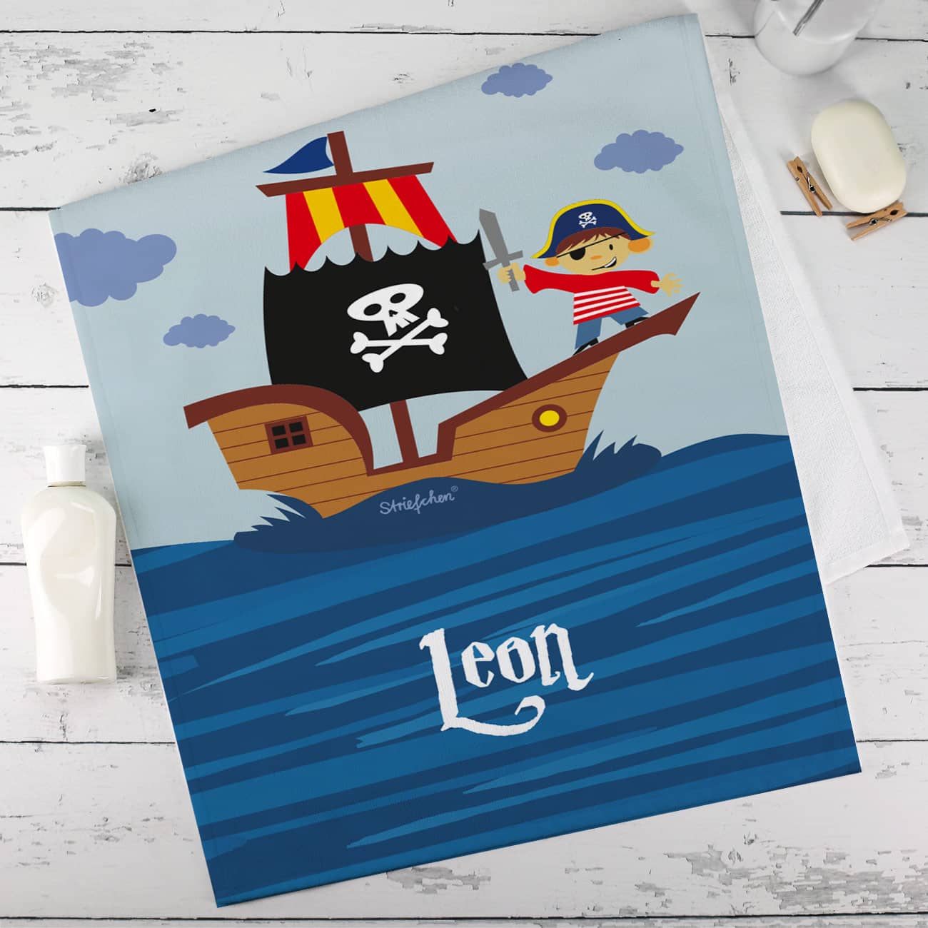 Großes Handtuch mit Piratenschiff und Name bedruckt