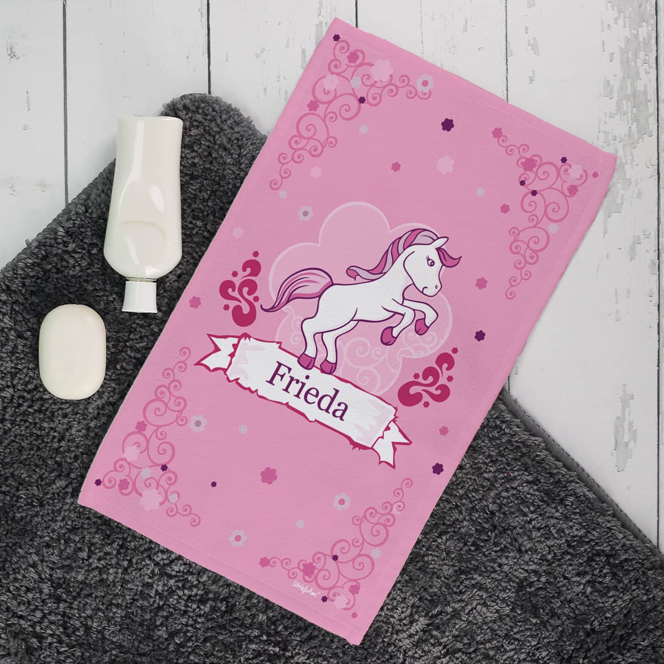 Kleines Handtuch in rosa mit Wunschname und Pferdemotiv