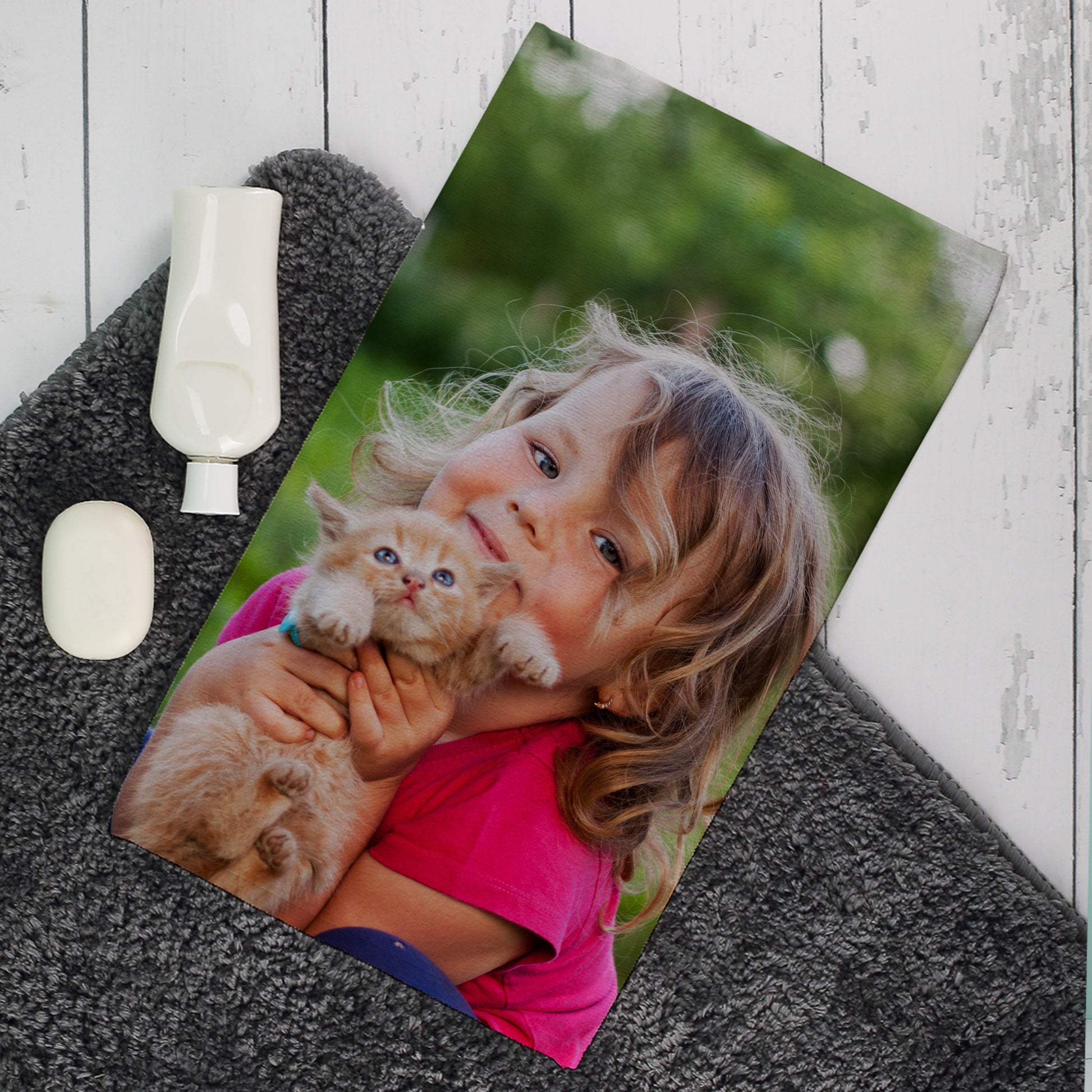 Personalisiertes Handtuch mit Foto – Mädchen hält eine kleine Katze im Garten