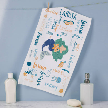 Niedliches Meerjungfrauen - Handtuch mit Namen personalisiert in verschiedenen Farben