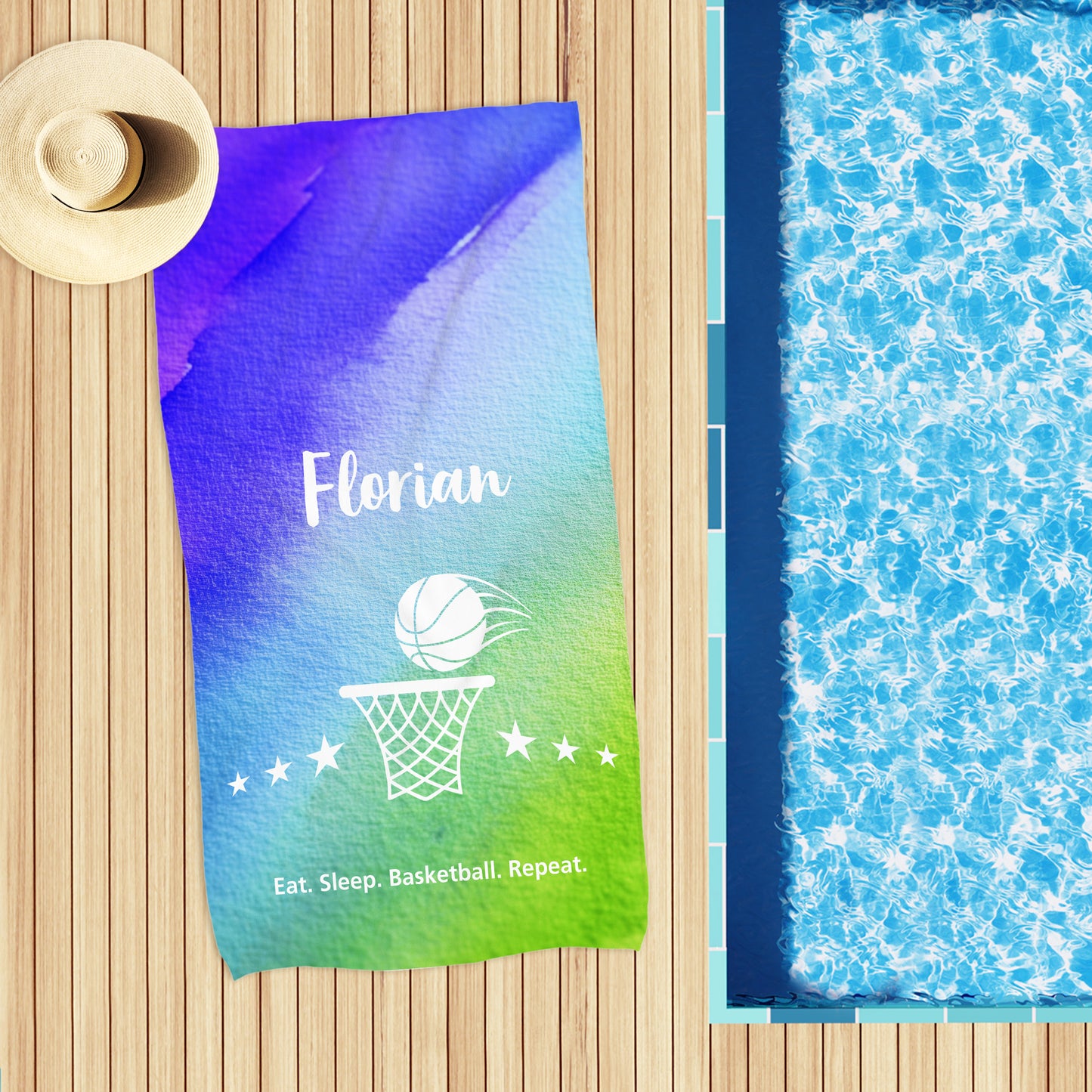 Großes personalisiertes Badetuch 100 x 180 cm mit vollflächigem Aufdruck, bestehend aus Motiv, Name und Wunschtext neben einem Pool liegend.