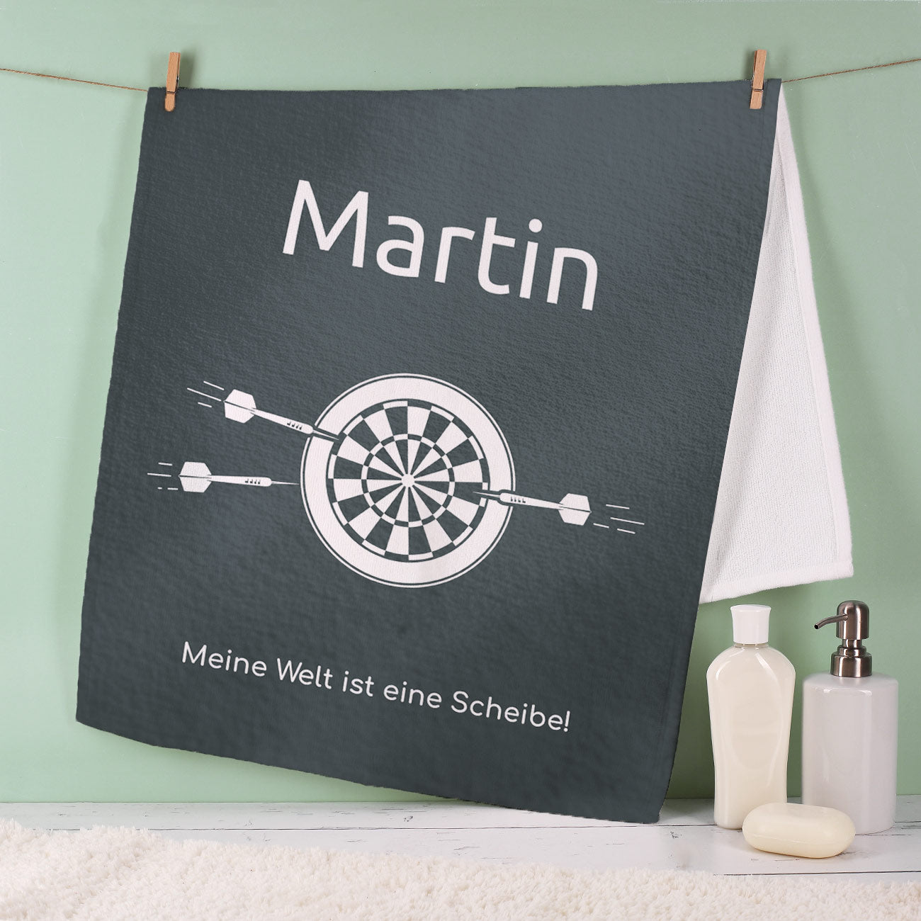 Handtuch 50 x 100 cm mit personalisiertem Druck, aufgehängt an einem Handtuchhalter – Motiv und Text gut sichtbar.