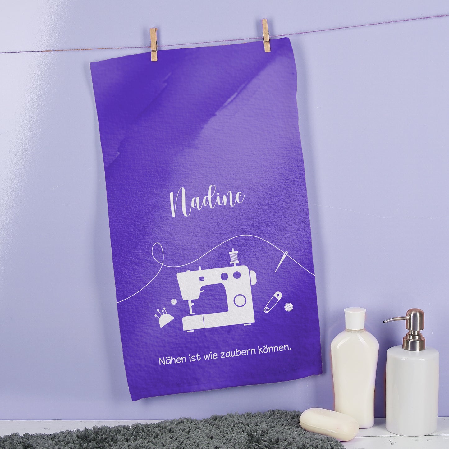 Personalisiertes Gästehandtuch in Weiß, 30 x 50 cm, mit Motiv, Name und Wunschtext – an einem Haken aufgehängt.