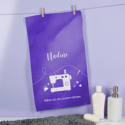 Personalisiertes Gästehandtuch in Weiß, 30 x 50 cm, mit Motiv, Name und Wunschtext – an einem Haken aufgehängt.