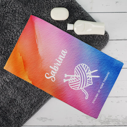 Nahaufnahme des Namen, Wunschtext und gewähltem Hobby-Design auf dem Gästehandtuch.