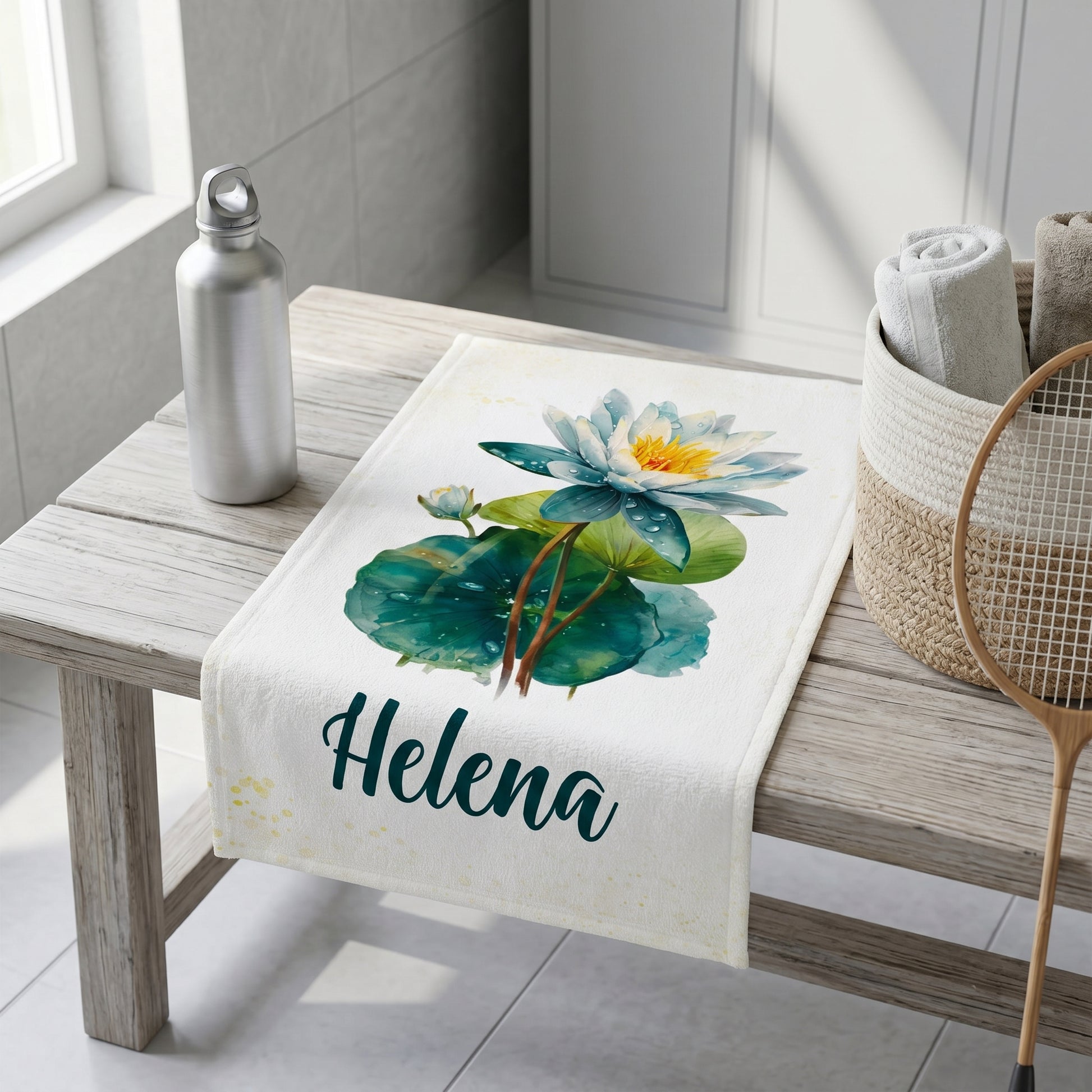 Personalisiertes Handtuch mit Seerosen-Motiv und Name Helena auf Holzbank im Badezimmer