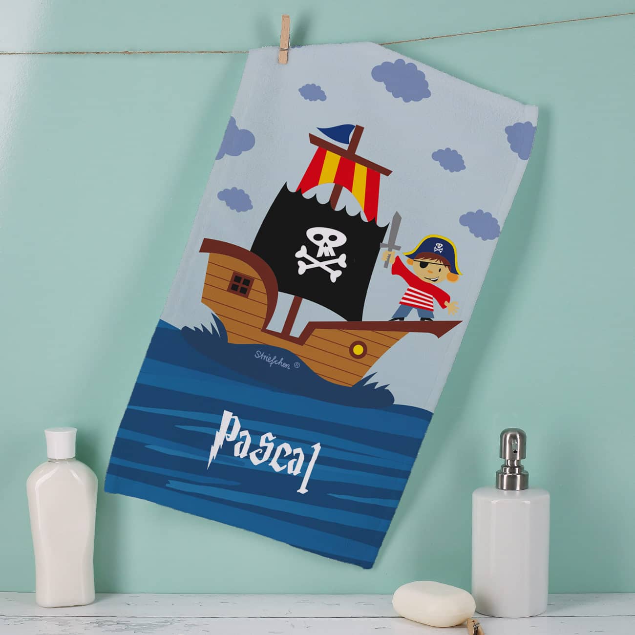 Kleines Handtuch mit Name und Piratenmotiv