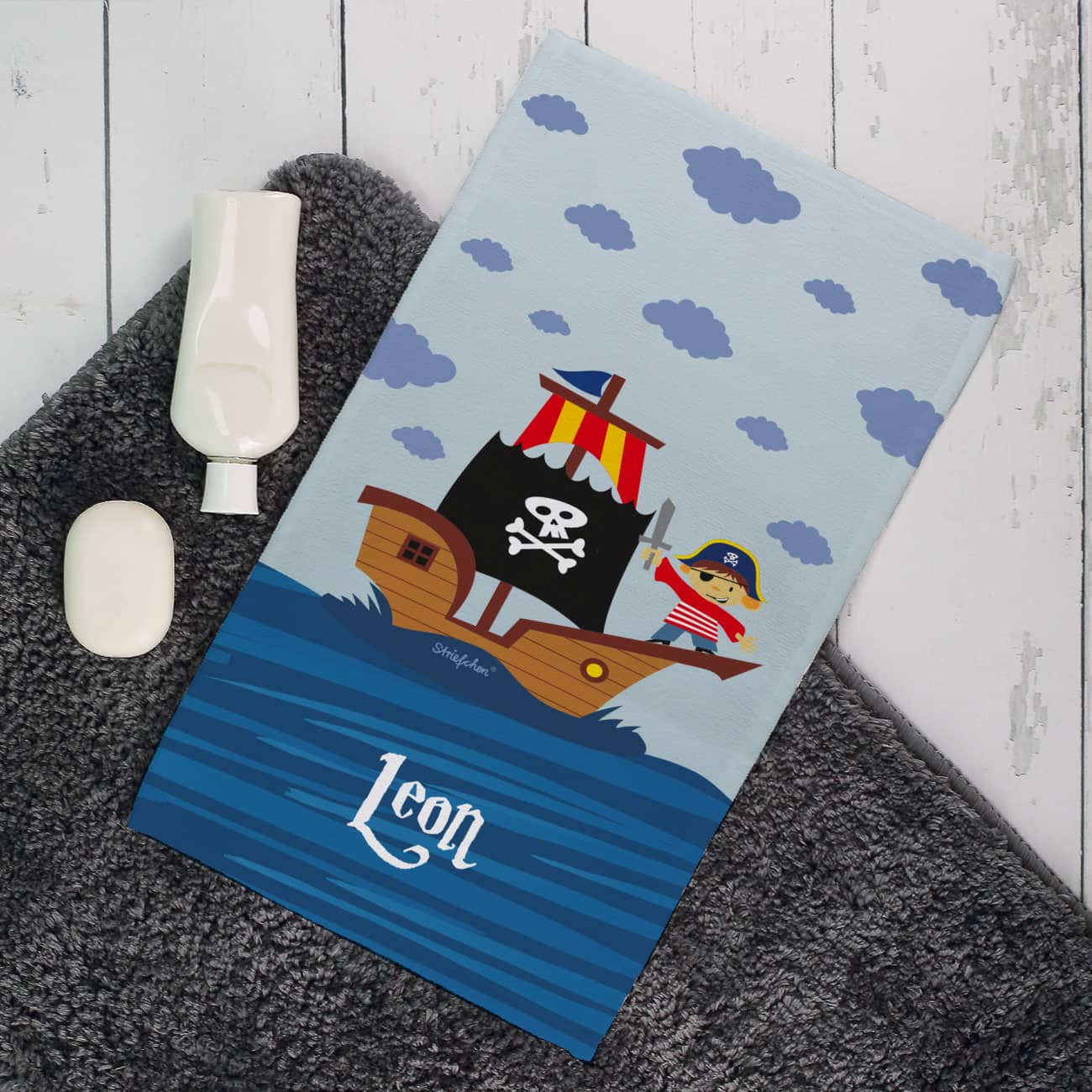 Handtuch in klein mit Piratenmotiv und Name