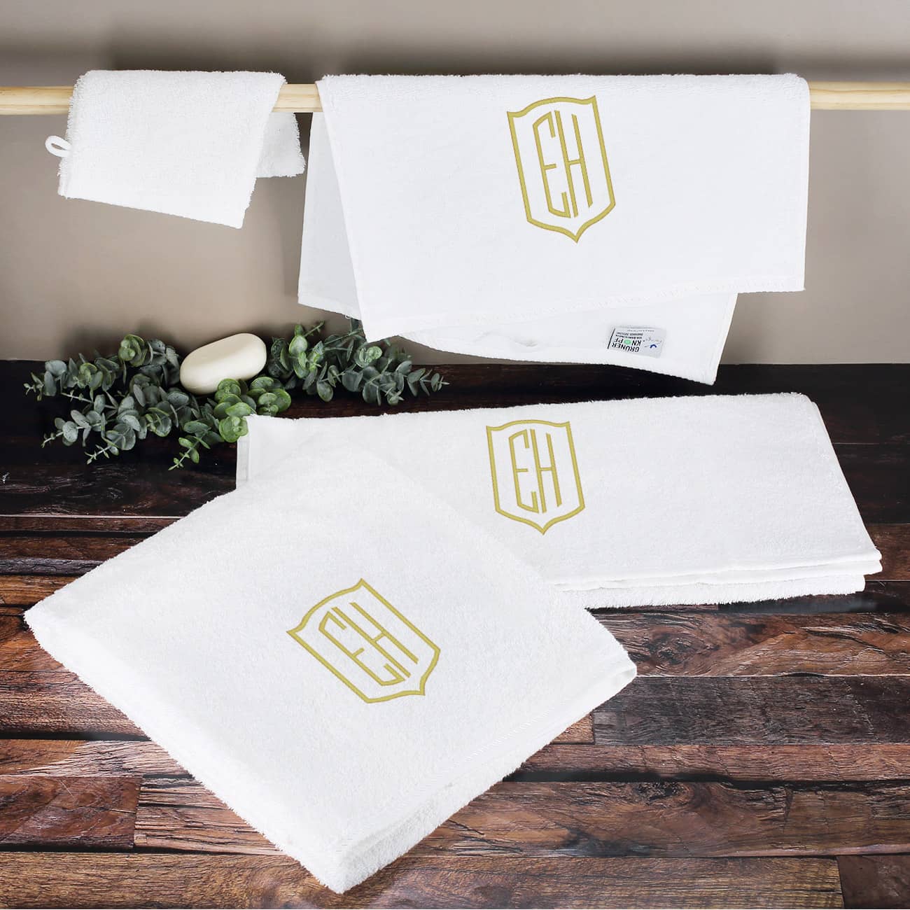 4-teiliges Handtuchset in Weiß mit Initialen bestickt in Gold