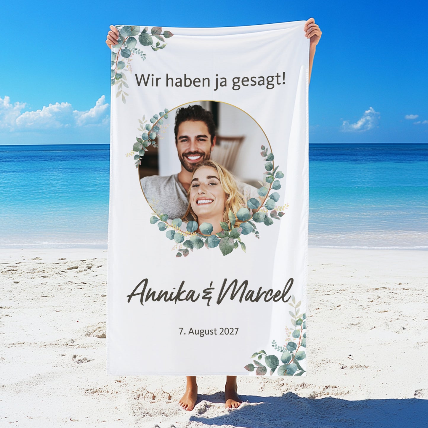 Detailansicht des Eukalyptus-Designs mit Namen des Paares und hochwertigem Fotodruck auf dem Handtuch.