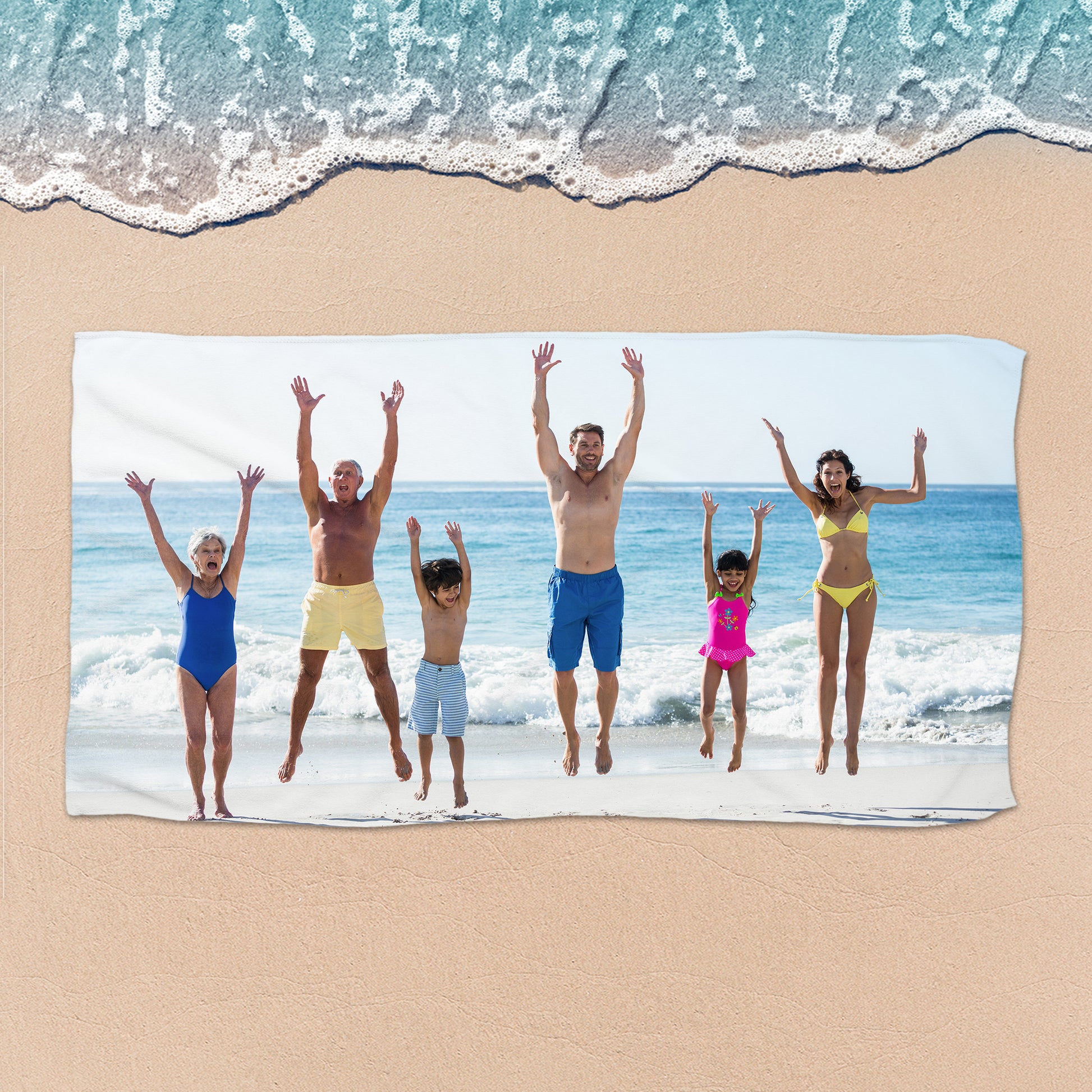 Fotohandtuch mit Familienbild – Familie springt gemeinsam am Strand