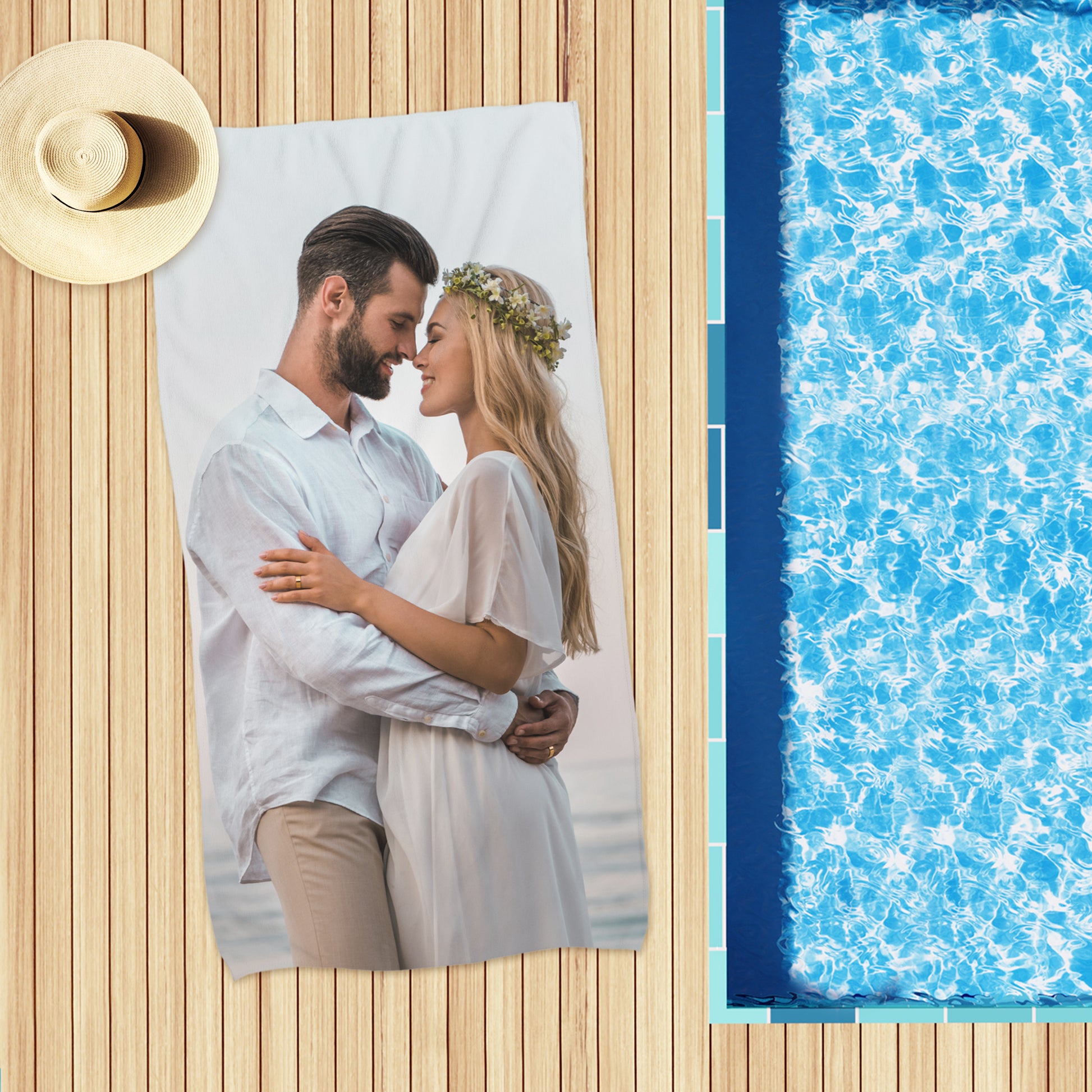 Personalisiertes Handtuch mit eigenem Bild – Paar umarmt sich am Strand.