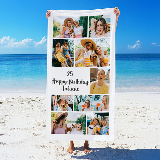 Person hält ein großes, personalisiertes Badetuch mit eigenem Foto und Wunschtext frontal in die Kamera – das Motiv ist vollständig sichtbar.