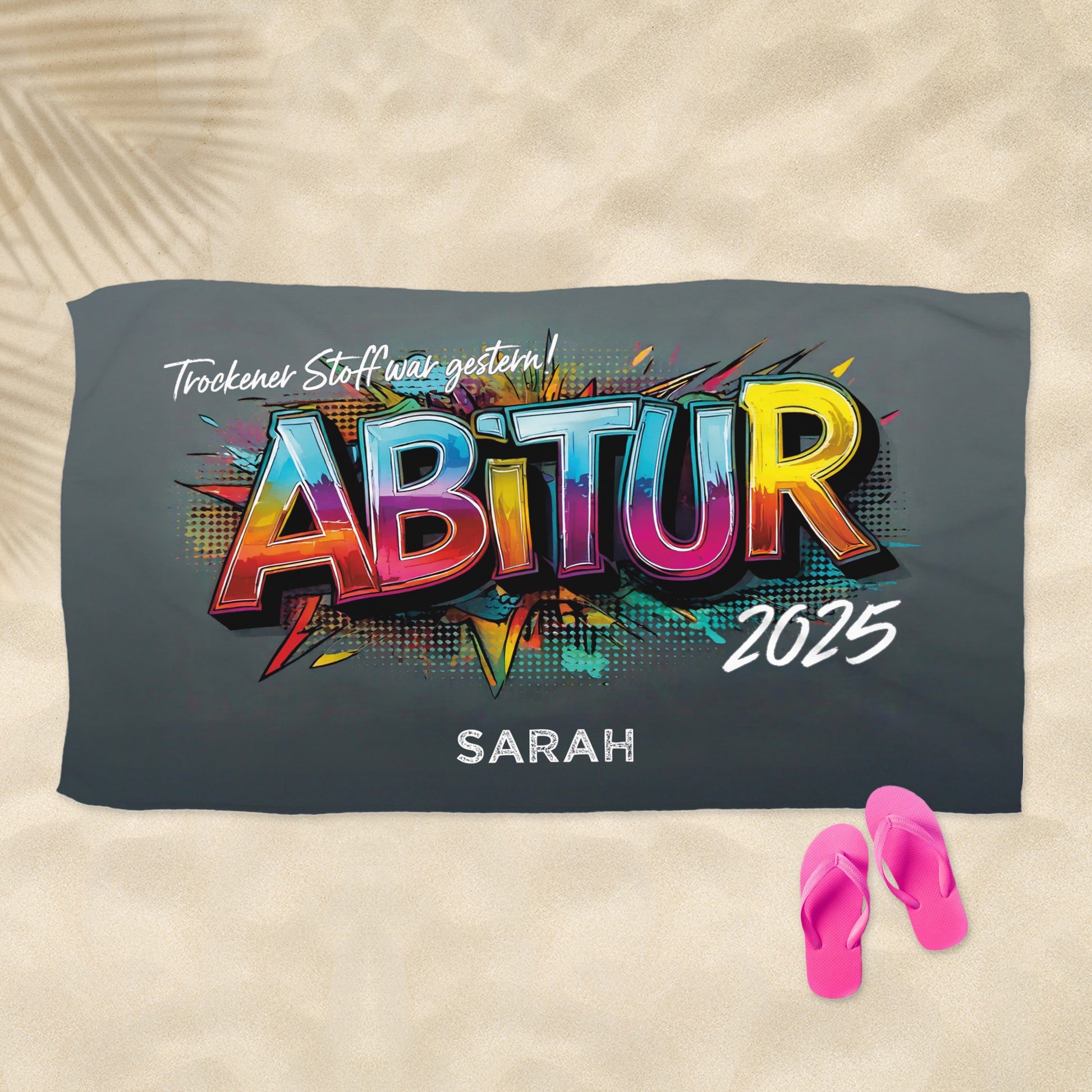 Personalisiertes Abitur-Handtuch mit buntem „ABITUR“-Graffiti-Schriftzug und Wunschtext, flach liegend dargestellt.