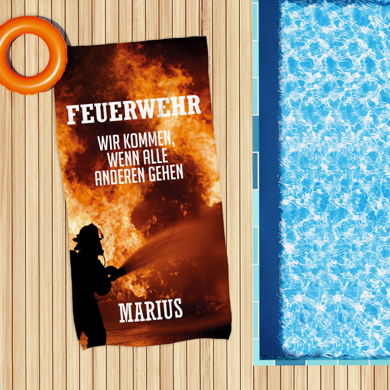Personalisiertes Feuerwehr Badetuch mit Name Marius auf Holzdeck am Pool mit Flammenmotiv und Feuerwehr-Silhouette