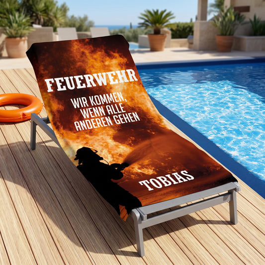 Personalisiertes Feuerwehr Badetuch mit Name Tobias auf Sonnenliege am Pool, Geschenk für Feuerwehrleute