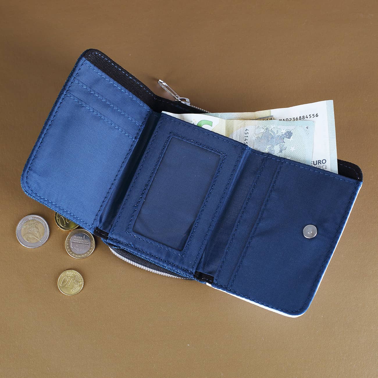 Verschiedene Fächer für Geld, Karten und Scheine