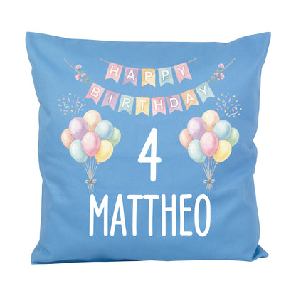 Blaues personalisiertes Geburtstagskissen freigestellt mit Ballons, Zahl 4 und Name Mattheo