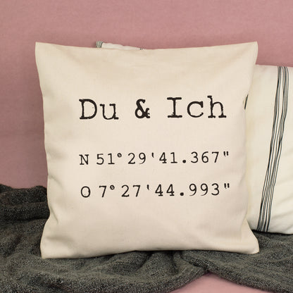Naturfarbenes Kissen Du und Ich mit personalisierten Koordinaten