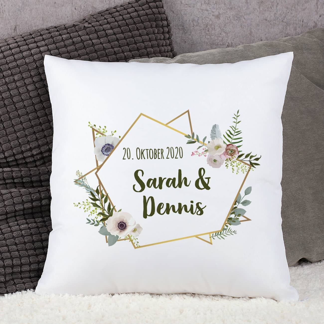 Kissen zur Hochzeit mit Blüten, Namen und Datum