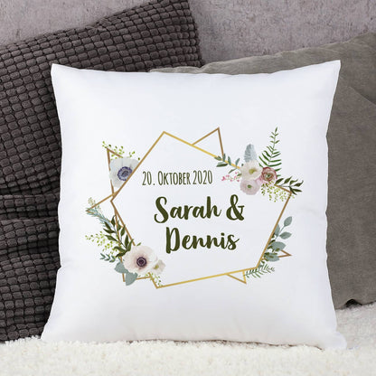 Kissen zur Hochzeit mit Blüten, Namen und Datum