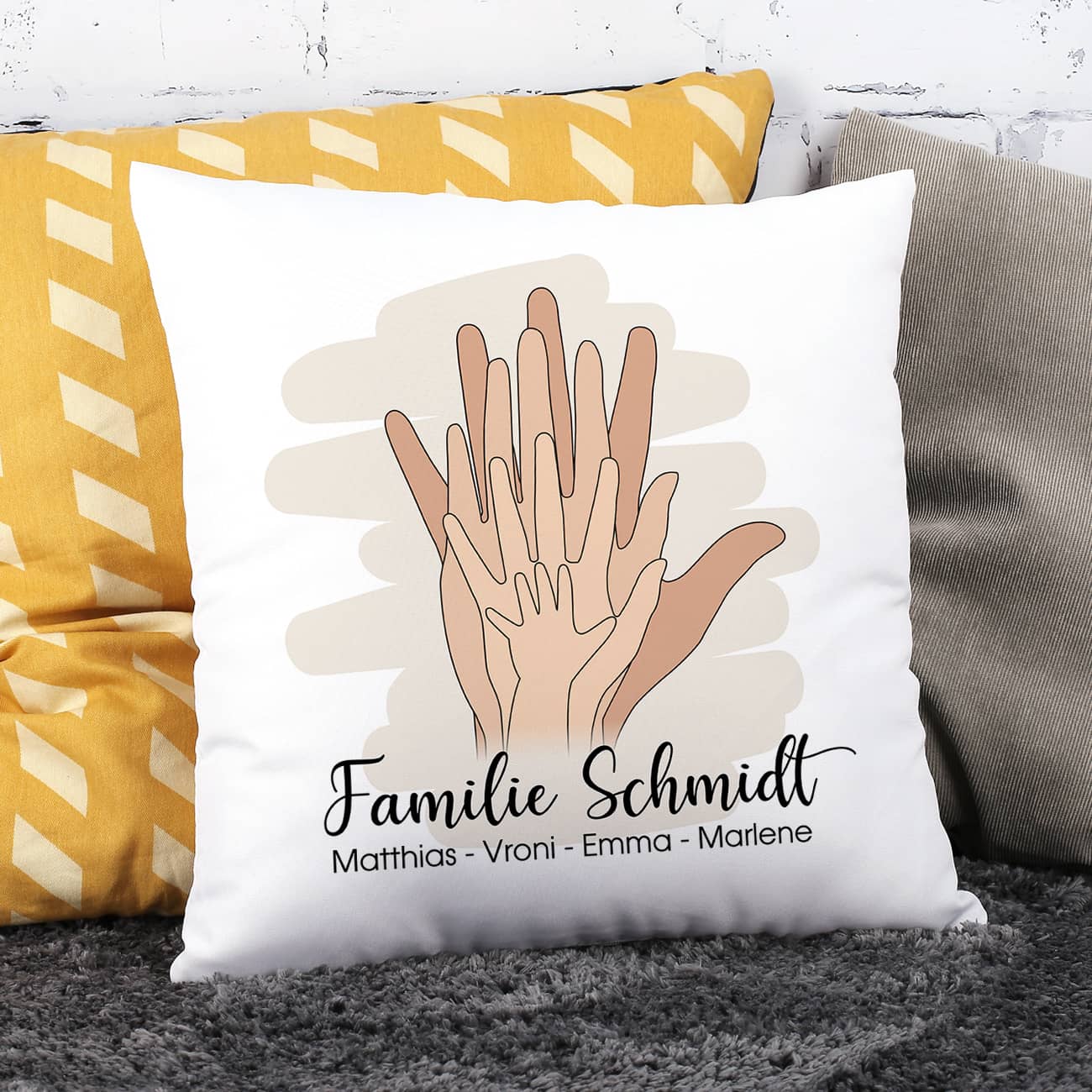 Familienkissen mit Handrücken, Familienname und allen Namen