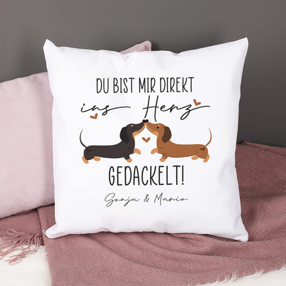 Dackel-Kissen personalisiert mit Wunschtext, Motiv mit zwei Hunden und Herzchen, Kissen auf Decke dekoriert