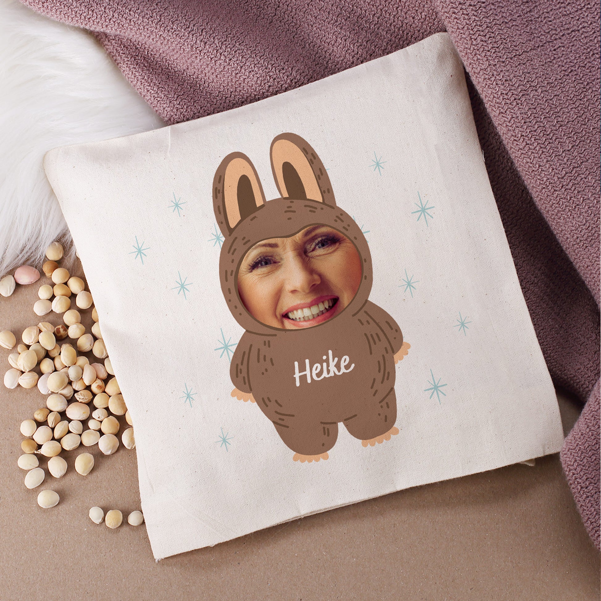 Wärmekissen mit braunem Monster und Foto, personalisiert mit Namen „Heike“, auf Stoffunterlage mit Kirschkernen