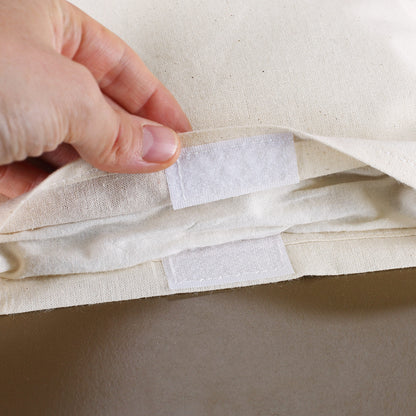 Nahaufnahme des Klettverschlusses an der Unterseite des Baumwollbezugs